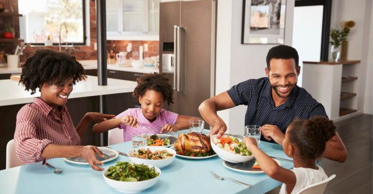 Benefits of Eating Dinner As a Family